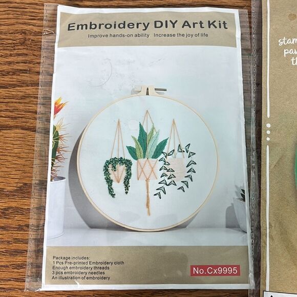Embroidery kits, hanging plants & paw prints - Picture 2 of 7